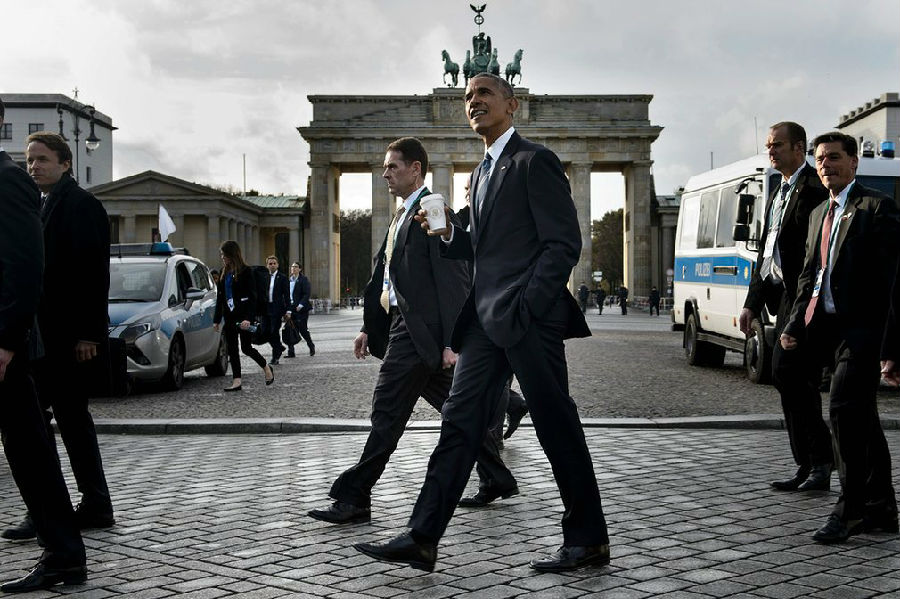奥巴马步行经过勃兰登堡门