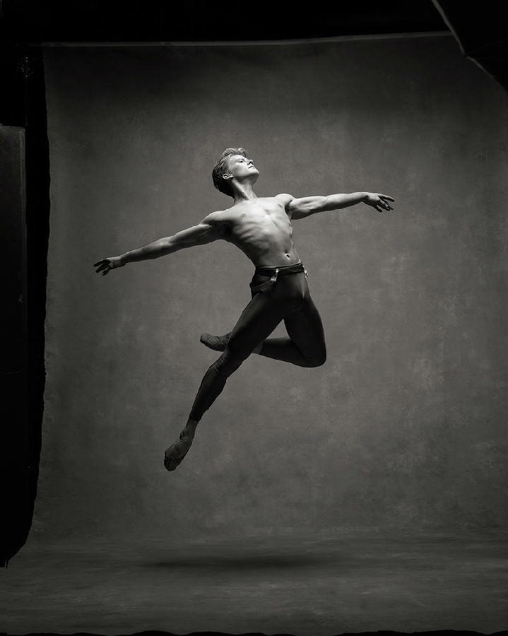 纽约城市芭蕾舞团首席舞蹈演员蔡丝·芬利（Chase Finlay）